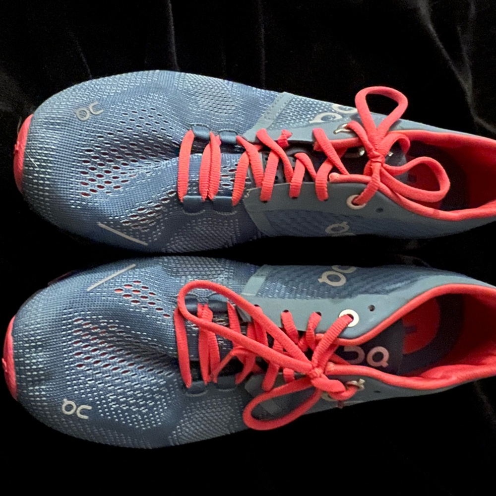 OnCloud Sneakers hardly used. In great condition. Size 6.5
